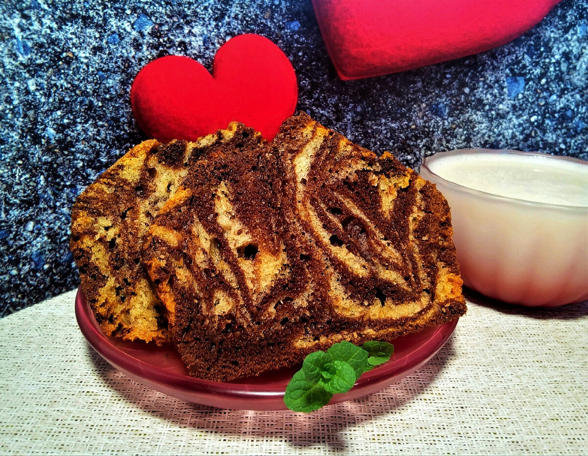 У меня сегодня мраморный постный кекс с овсяным молоком. Он мягкий, сочный ,вкусный, не смотря на то,что постный.
Ингредиенты: 
Мука ~ 200 г
Сахар 120 г
Теплая вода 200 мл
Растительное масло 90 мл
Какао-порошок 20 г
Мед 80 г
Разрыхлитель 2 ч.л с горкой (10 г)
Ванильный сахар 8г
Соль по вкусу
Способ приготовления:
В миску налить теплую воду, насыпать соль, ванильный сахар, сахар, положить мед. Все размешать венчиком,чтобы мед и сахар растворились. Влить раст.масло,еще раз перемешать. Всыпать муку с разрыхлителем в 2 приема, замешать тесто. Разделить на 2 части,в одну добавить просеянное какао и 2 ст.ложки воды. Другое тесто оставить ,как есть. Форму застелить пергаментом хорошего качества. Выливать тесто в шахматном порядке по столовой ложке,чередуя черное и белое. Как тесто закончится, взять палочку для суши, опустить ее скраю формы до дна и круговыми движениями по всей длине сделать узор. Выпекать при тем. 180*45 - 50 минут. Сразу кекс из формы не вынимать, дать остыть. Потом нарезать и можно подавать. Угощайтесь!!!

