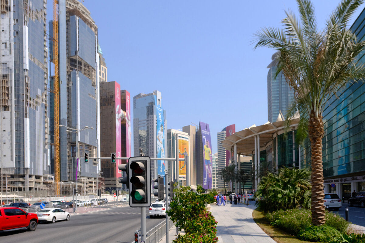 Одна из улиц в Сити Центре Дохи в октябре 2022