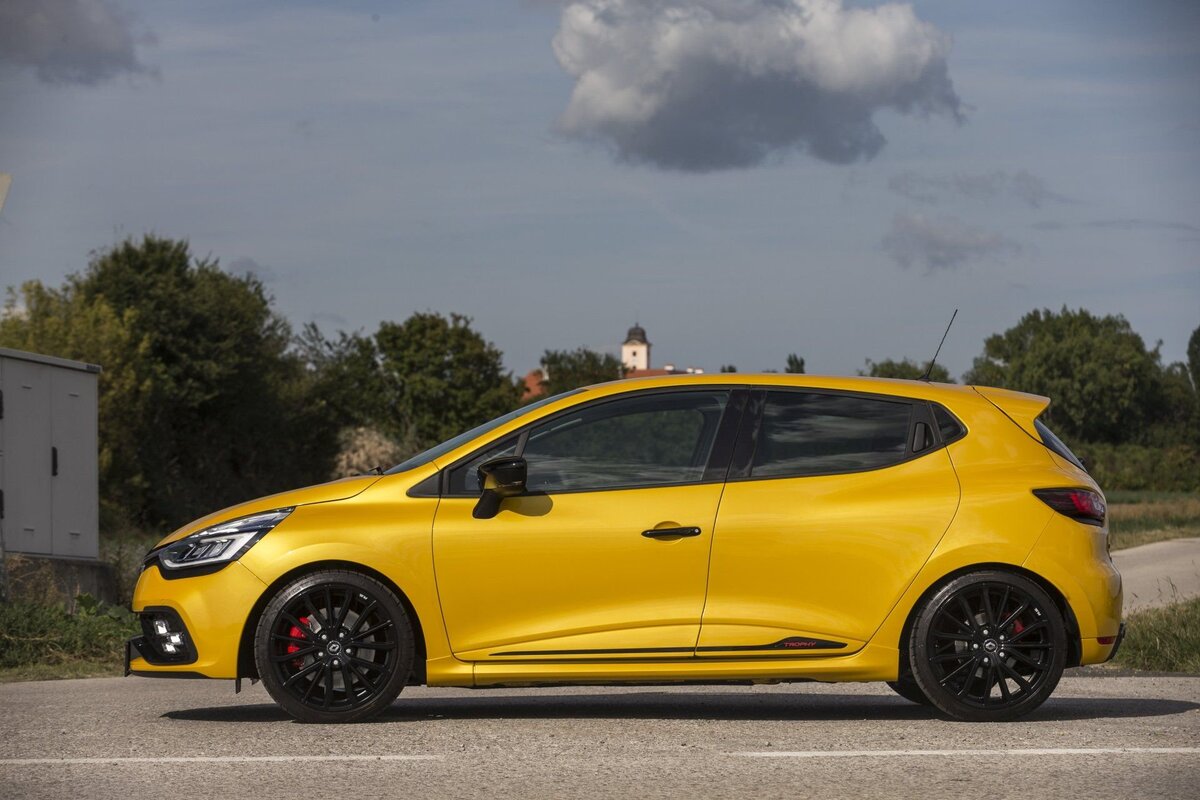 Renault Clio RS Trophy 220 EDC - компактная ракета. | АвтоСборник | Дзен