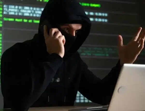 Полиция Таиланда сообщила сегодня, что за последние 12 месяцев мошенники в Интернете и по телефону украли 31,58 миллиарда бат у 218 210 заявителей.