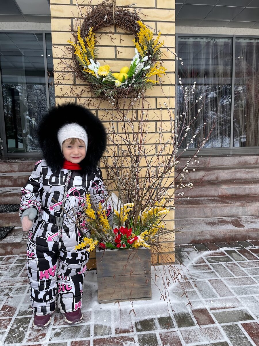 Дочка у входа в нашу часть корпуса
