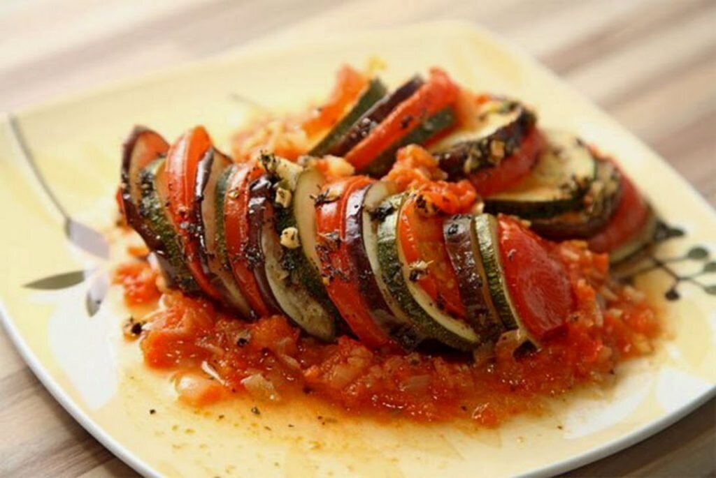 Французская кухня Рататуй. Рататуй с баклажанами. Рататуй из кабачков баклажанов и помидоров. Рататуй из скумбрии с помидорами и луком.