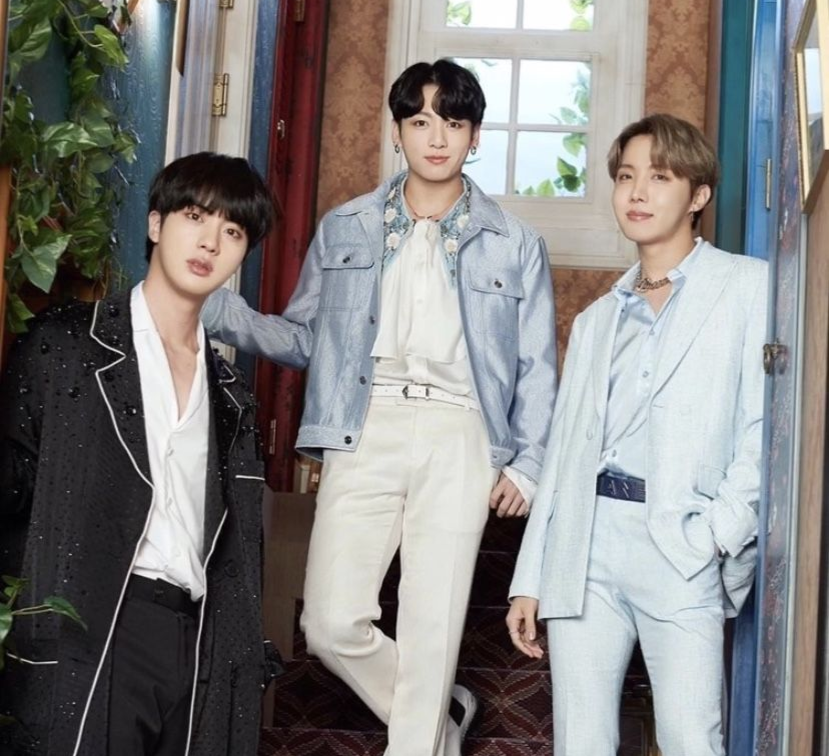 На фесту ко дню рождения группы в 2020 году делались юнитные снимки соответственно песням, выпущенным на альбоме MOTS:7