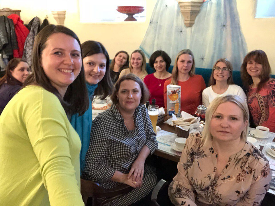 Я на живой встрече с тренером и другими маркетологами в 2016г. 