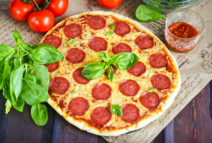Классическая пицца пепперони итальянская кухня