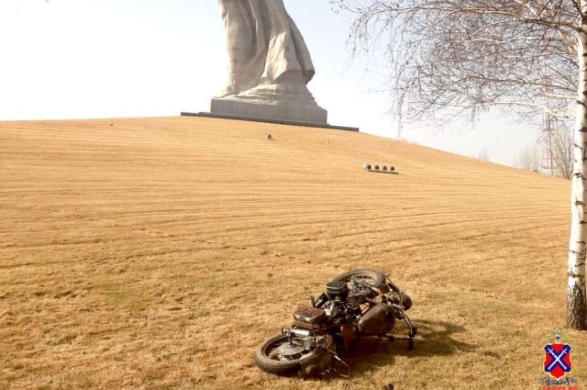    Видео задержания байкера-поджигателя на Мамаевом кургане опубликовало МВД