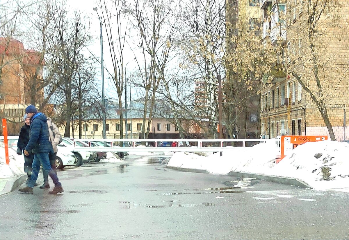 Тот самый! А люди к метро идут