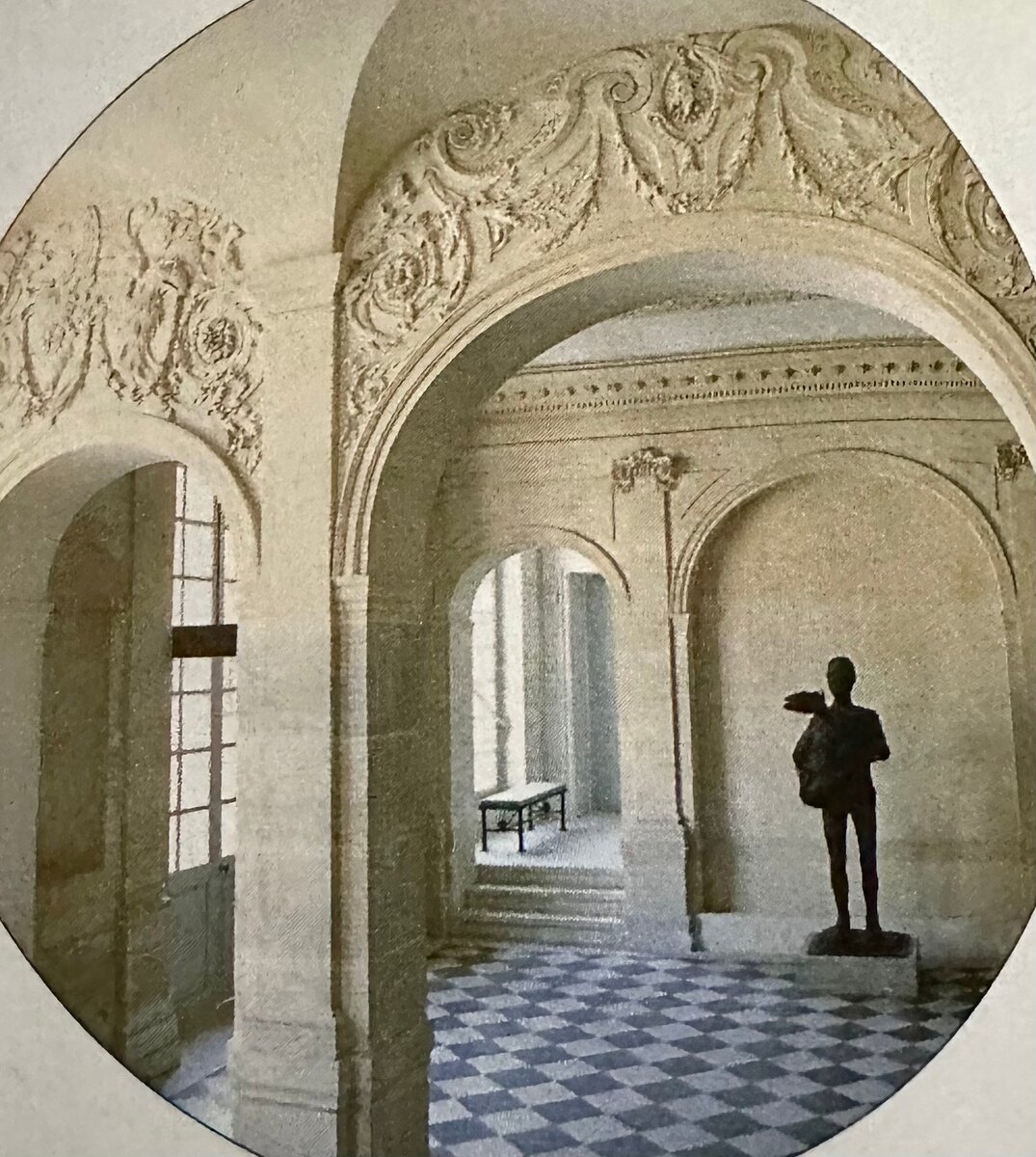 Внизу обрамленной широкой аркой лестницы установлена скульптура Пикассо «Мужчина с ягненком» (1943). 