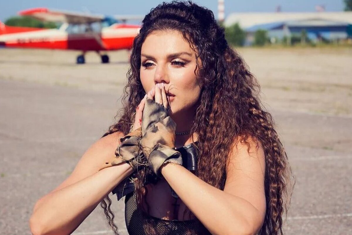     «В таком стыдно ходить»: Анна Седокова показала странный костюм для похудения