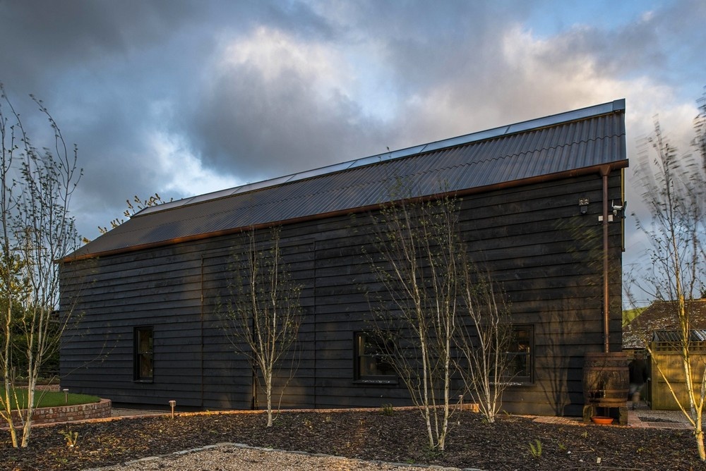 Архитектурное бюро Liddicoat & Goldhill реализовало интересный проект для семьи дизайнеров в сельской местности графства Кент, Англия.-2