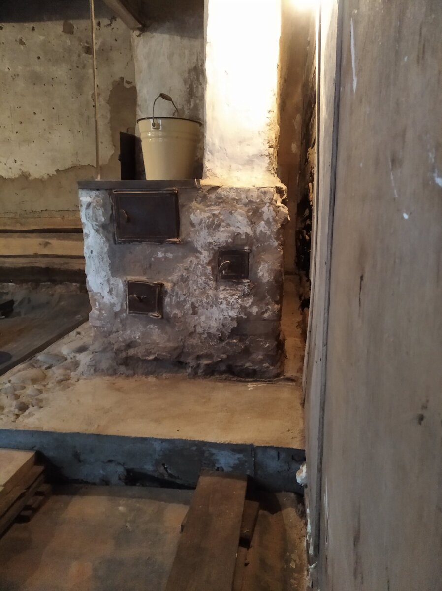 Печка. Слева. Вход с крылечка. Невесёлый антураж. Обвисает штукатурка. Нужен новый макияж!