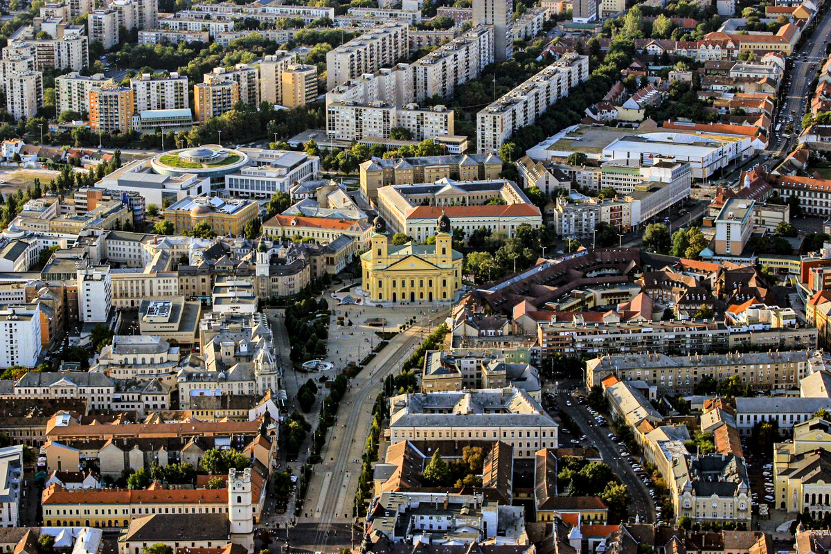 Дебрецен - город на востоке Венгрии и второй по величине город страны. Известный своим богатым культурным наследием и яркой атмосферой, Дебрецен является популярным местом для туристов со всего мира.