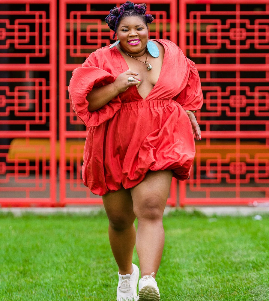 Латойя Шантай Шелл – 37 летняя бегунья, шеф-повар и известный блогер. Она сторонница бодипозитива, лицо бренда “Eloquii” и “Hoka”, а также создательница движения “Running Fat Chef”.