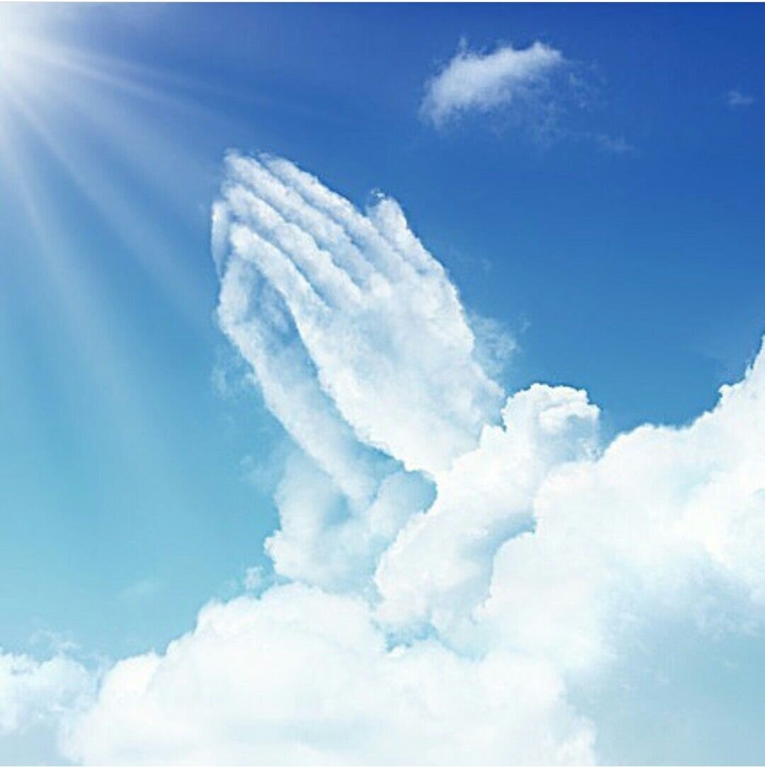 Ангел в небе из облаков