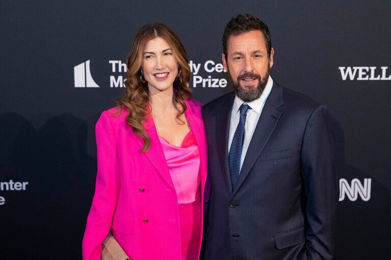 Комик Адам Сэндлер и его жена Джеки на красной дорожке перед началом церемонии. (Аманда Андраде-Роадс для The Washington Post)