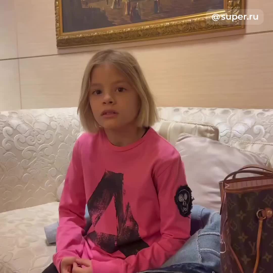    Дочь Тимати Алиса узнает о поездке в Дубай Видео: Инстаграм (запрещен в РФ) @simona280