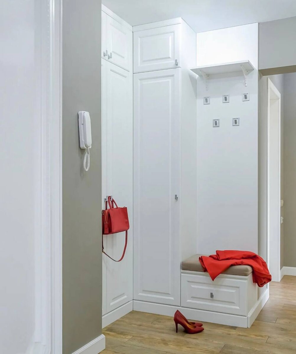 Угловой шкаф для компактной прихожей