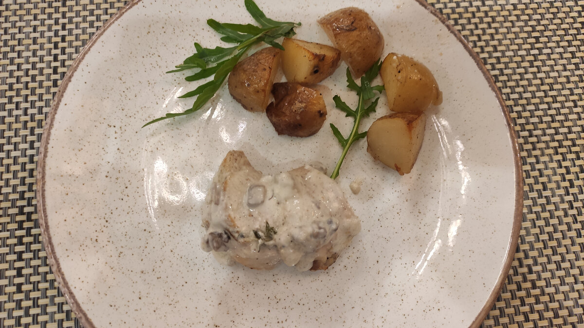 Картофель с куриным филе в белом соусе