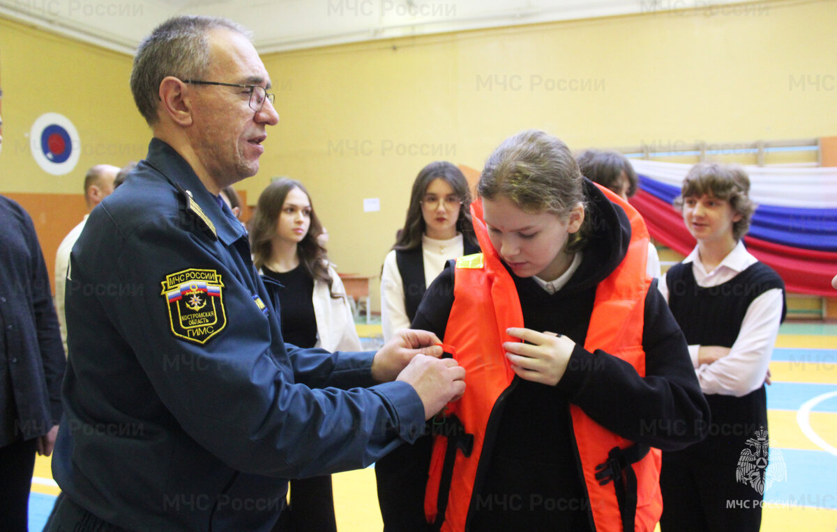 2023 год в России объявлен Годом педагога и наставника. Сотрудники Главного управления МЧС России по Костромской области регулярно проводят обучающие занятия по правилам поведения в различных чрезвычайных ситуациях в образовательных учреждениях, являются наставниками учащихся кадетских классов МЧС России. Наставничество - это обучение личным примером, передача знаний и опыта от старшего к младшему, от более опытного к менее опытному. А обучение правилам жизни без происшествий - бесценная практика, которая поможет подрастающему поколению избежать происшествий или грамотно среагировать при их возникновении.