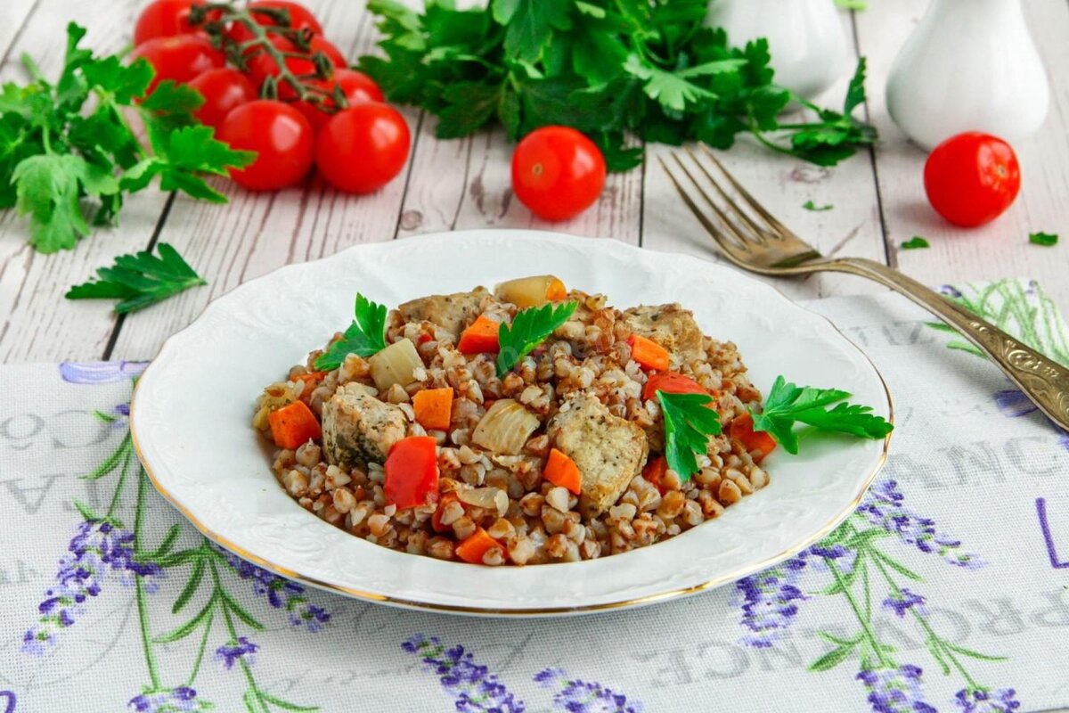 Гречка по купечески калории. Гречка по купечески. Гречка по-купечески с индейкой. Гречка по-купечески с говядиной. Гречка по купечески в духовке.