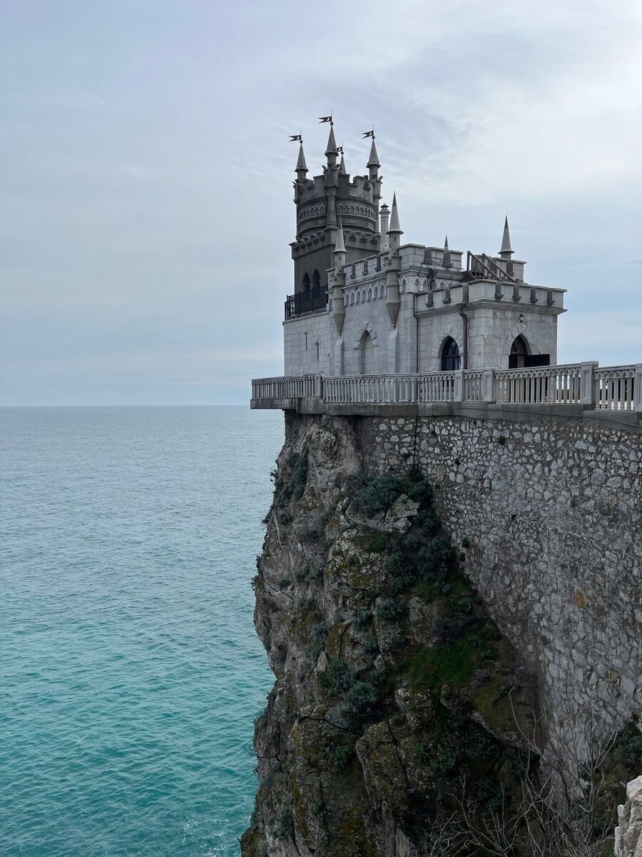 Чудо в крыму. Легенда ласточкиного гнезда в Крыму. Ласточкино гнездо в Крыму Тинкеркад. Легенда о замки Ласточкино гнездо ребёнок Виктория. Балкон Ласточкино гнездо.