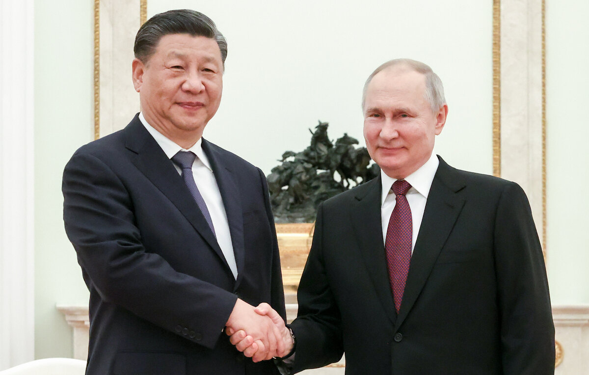    Председатель КНР Си Цзиньпин и президент РФ Владимир Путин  Сергей Карпухин/ТАСС