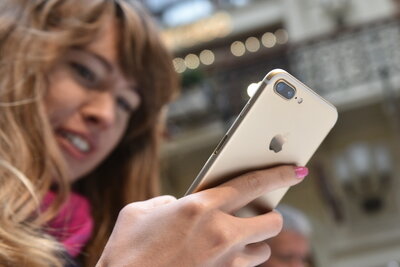    Продажа iPhone7 в ГУМе ©Николай Корешков РИАМО