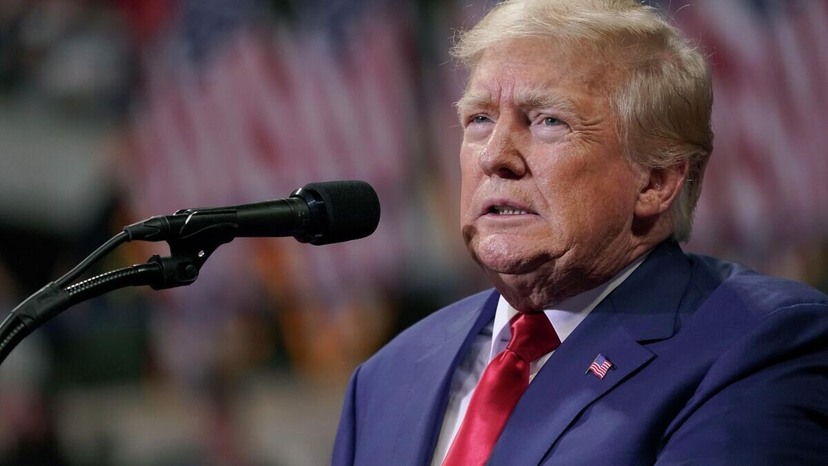    Бывший президент США Дональд Трамп выступает на собрании своих сторонников в штате Пенсильвания© AP Photo / Mary Altaffer