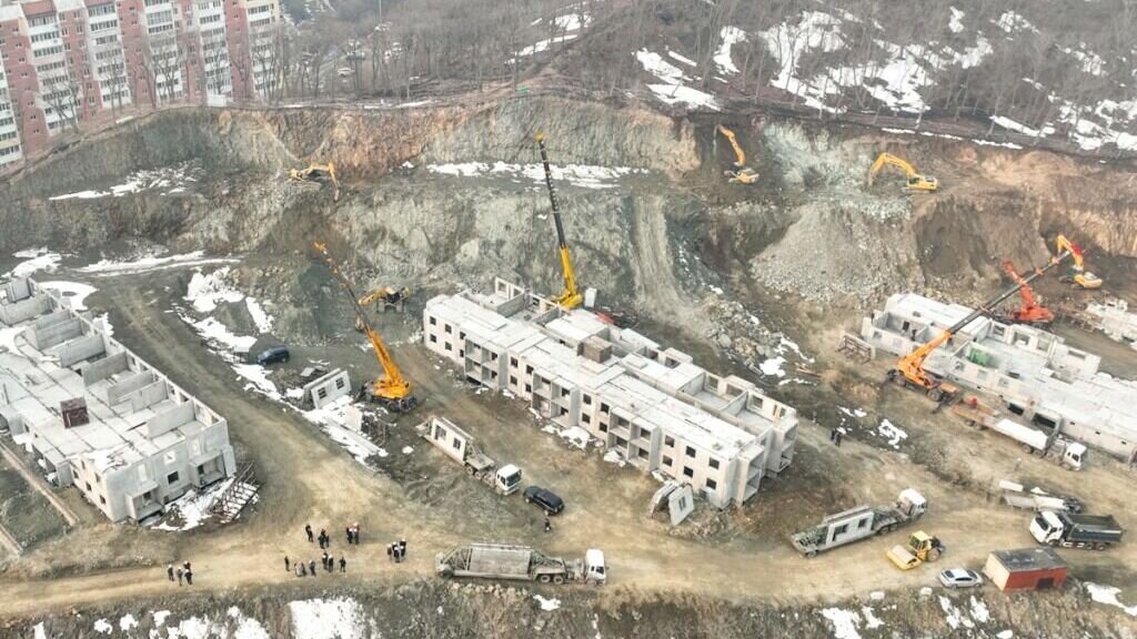     В краевом центре в конце года намечено сдать в эксплуатацию несколько многоэтажек для переселения граждан из аварийных домов и детей-сирот. Комплекс из четырех зданий возводится в районе улицы Русской, 57, сообщили в правительстве Приморья.