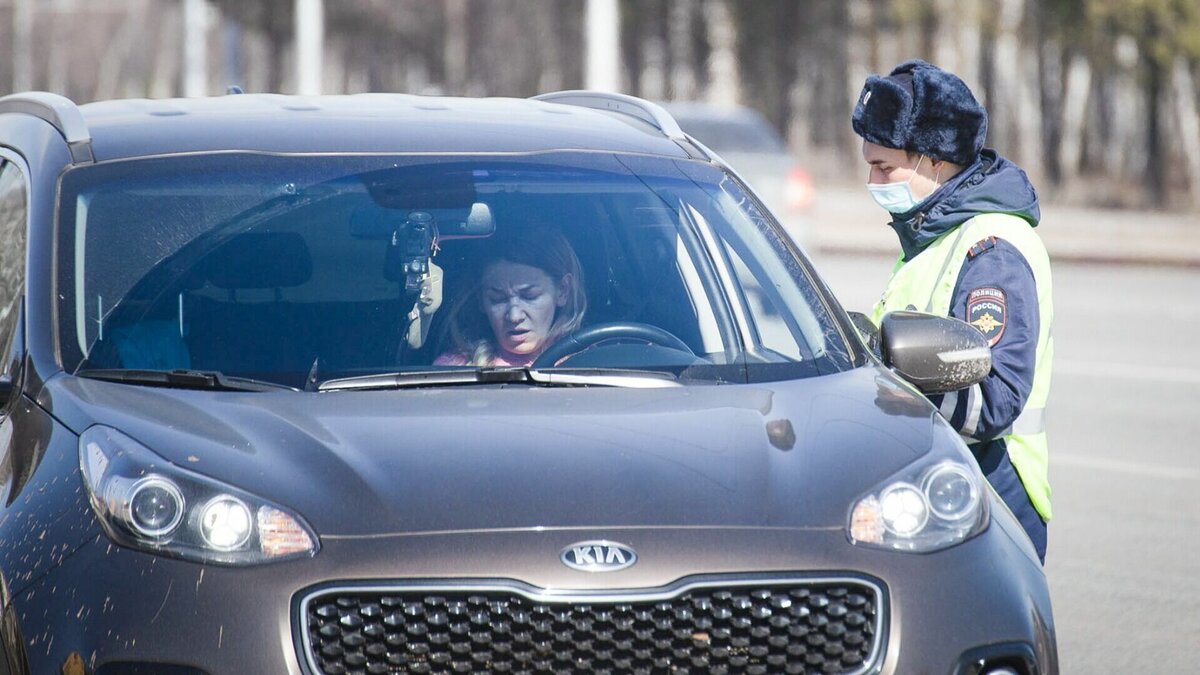     Силовики два дня досматривают гражданские автомобили.