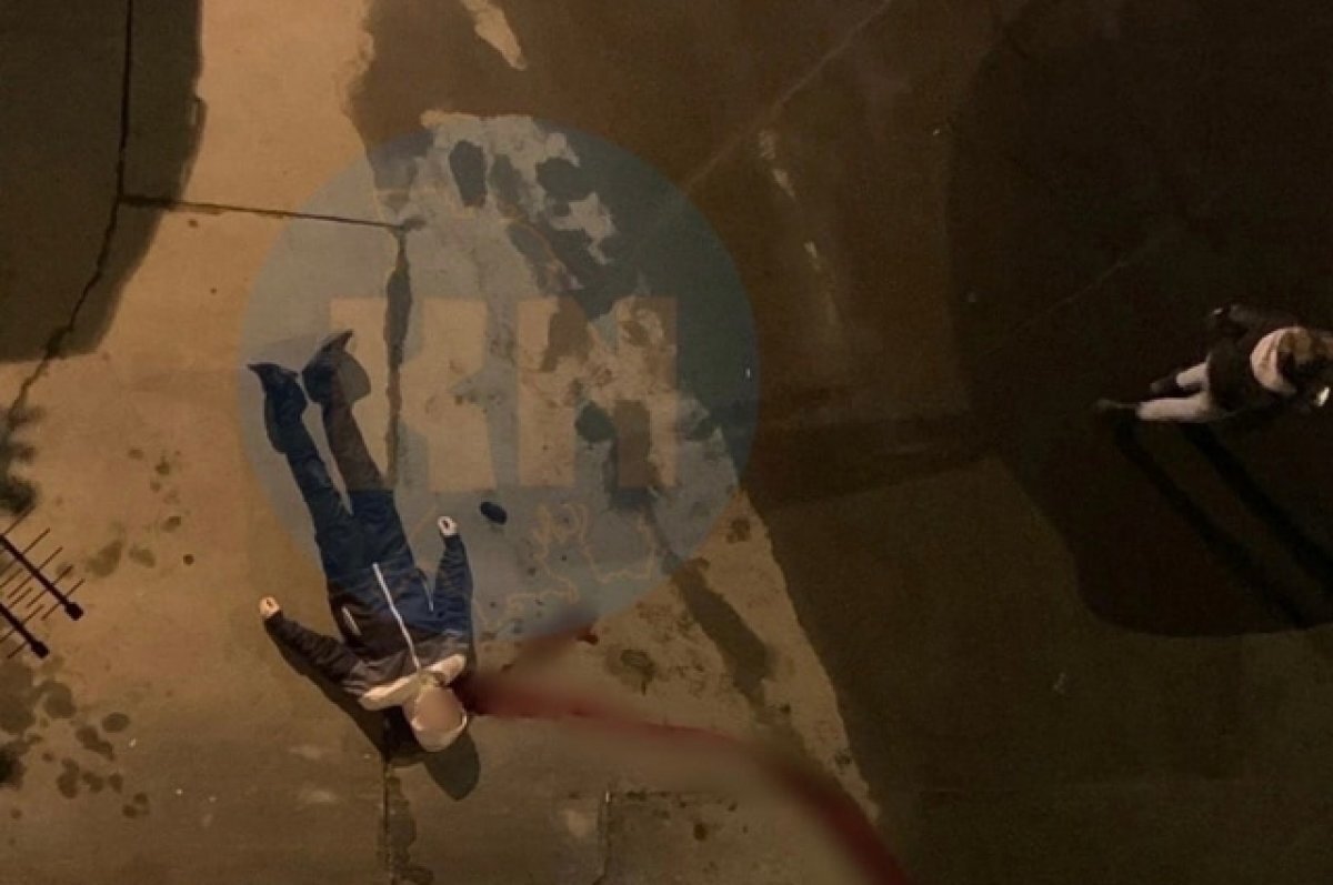    В Петрозаводске молодой мужчина умер после падения с балкона