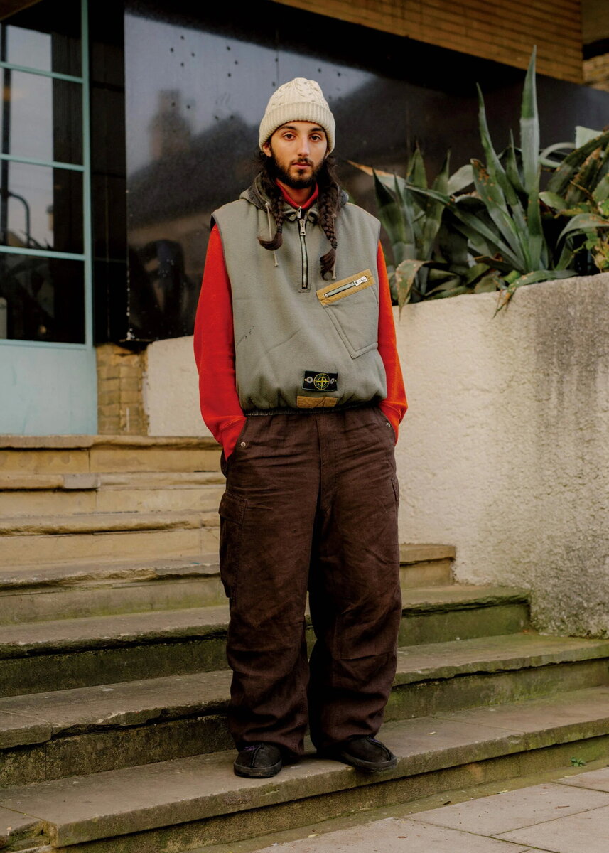 Daniel Pacitti \ Дэниел Пачитти  , 22 года Cтилист , Модный консультант 
Жилет – Stone Island , 1982
Кофта -  C.P. Company 
Штаны -  Yohji Yamamoto 
Обувь – Needles
Шапка - Adsum
