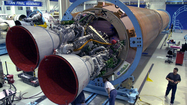 Двигатели РД-180 будут использоваться для новой ракеты Atlas V, которая строится компанией Lockheed Martin Astronautics на заводе в каньоне Уотертон в округе Джефферсон, 2005 год. Фото © Getty Images / Craig F. Walker / The Denver Post