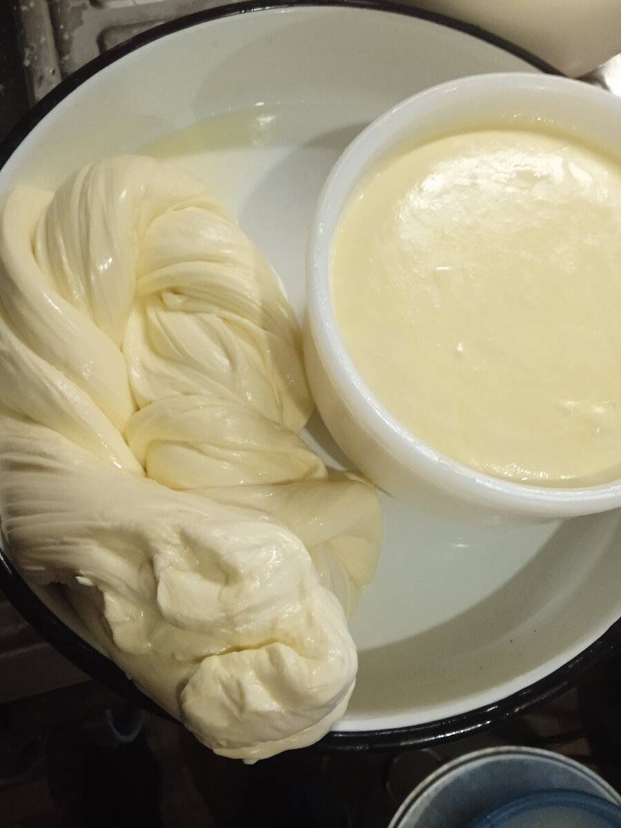 Тут сулугуни ещё в форме, а чечил в виде заготовки.