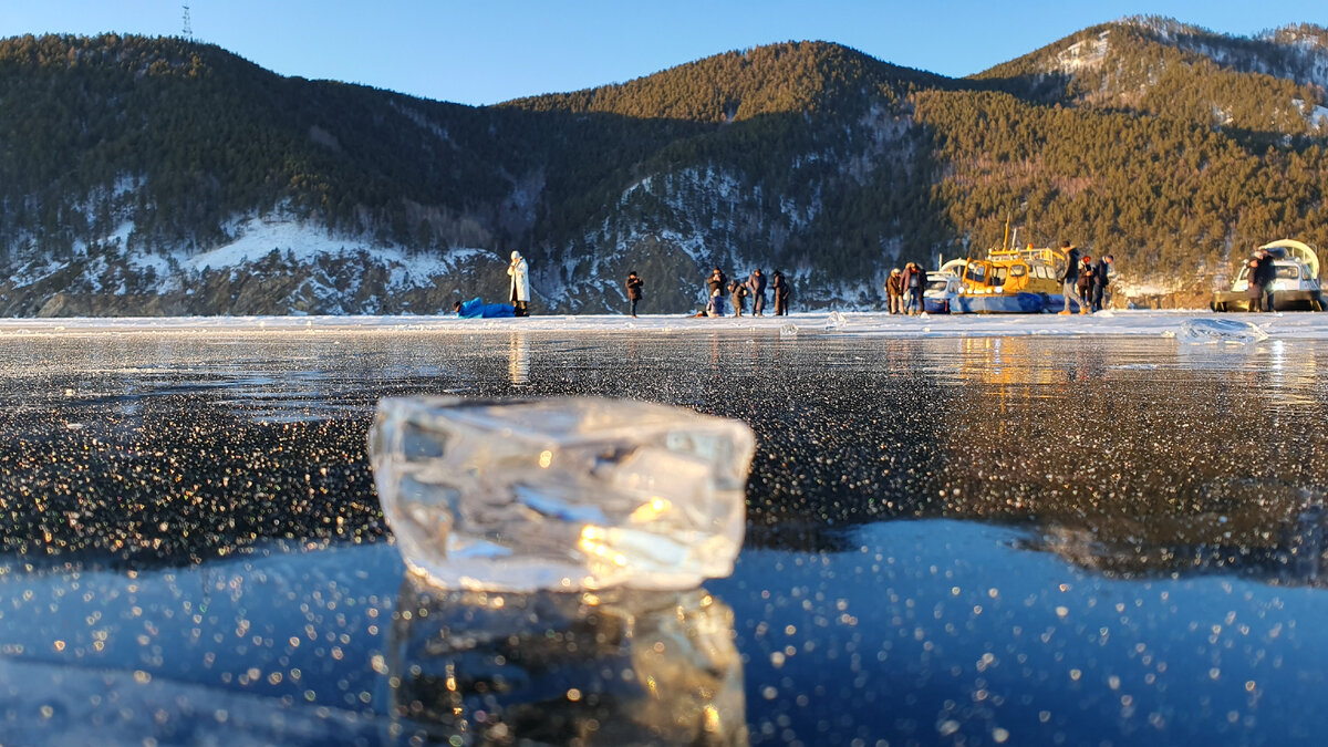 Байкал зимой Егерь во льду
