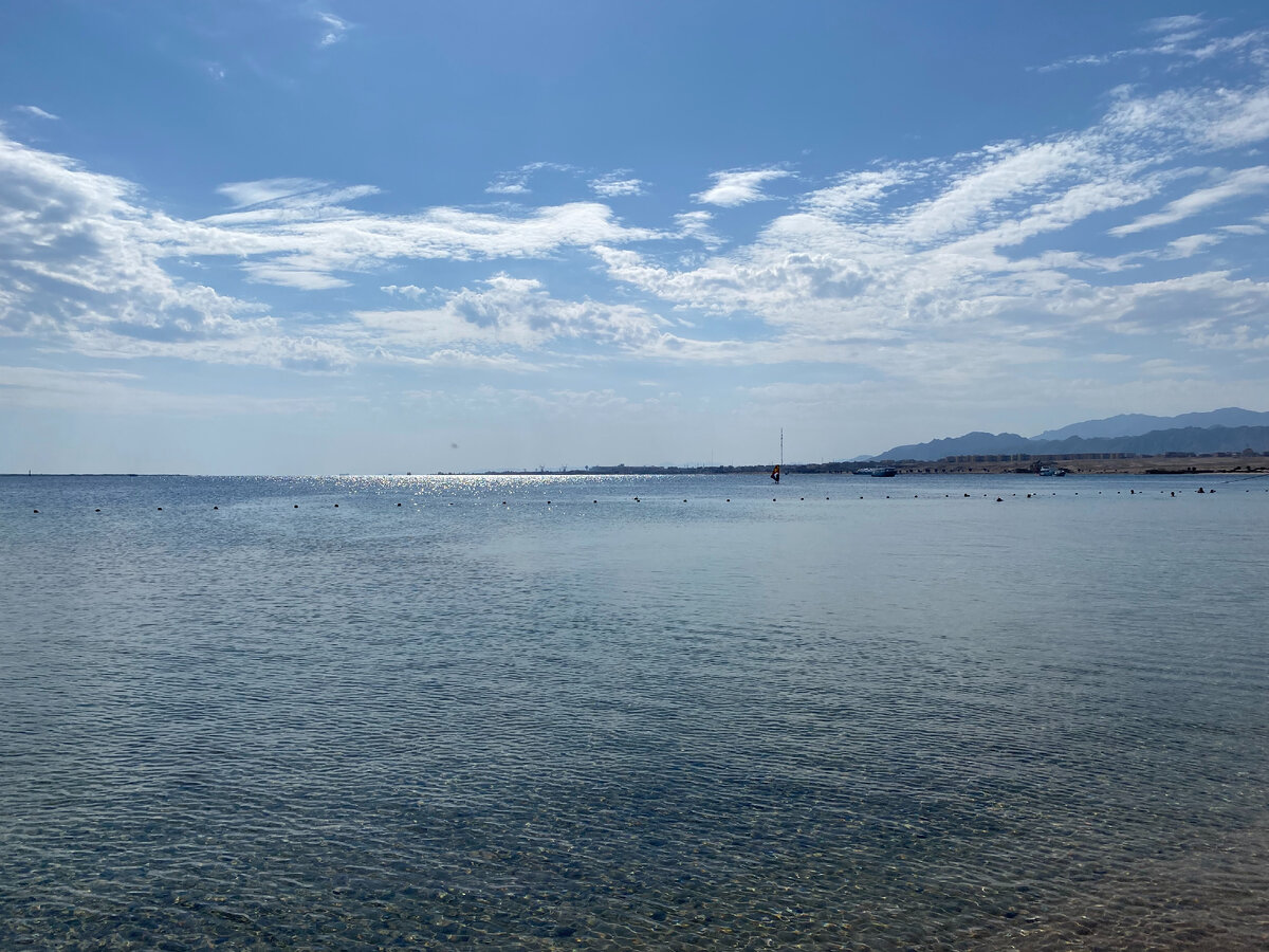 Пляж в Сафаге. На горизонте виден силуэт нашего лайнера MSC Splendida