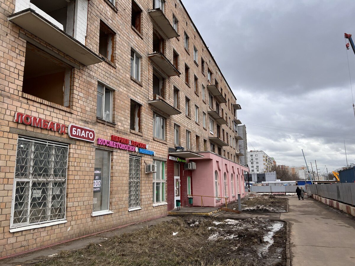 На первом этаже организации работают со всеми коммуникациями, а выше уже нет даже окон