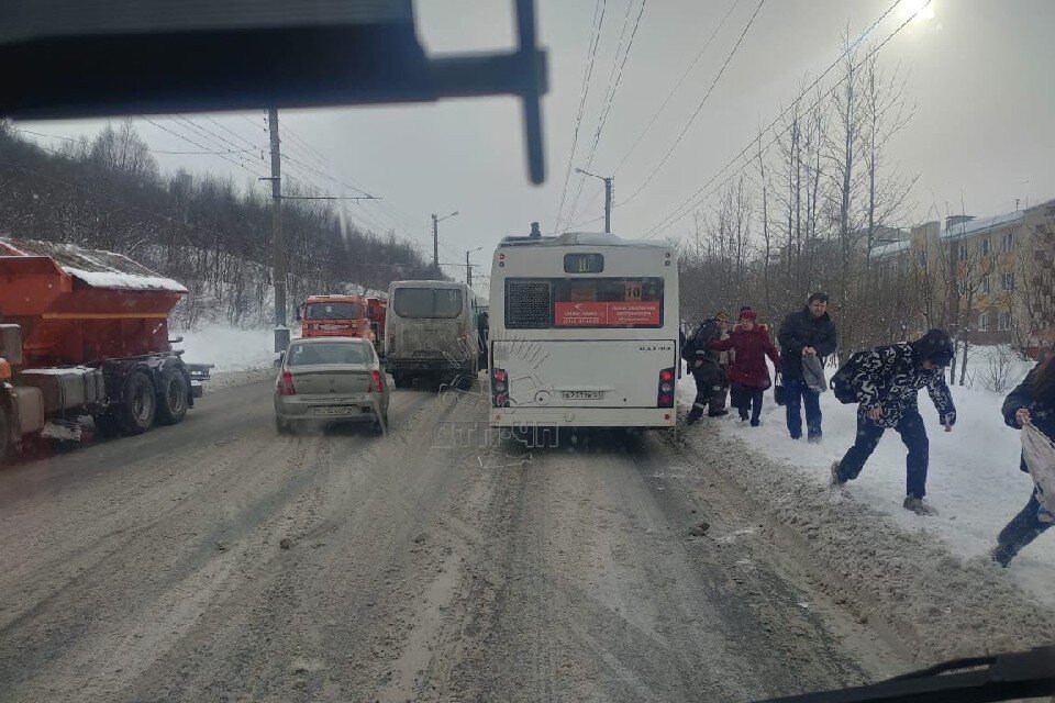     На месте работают сотрудники ГИБДД. Фото: vk.com/murmansk_dtp