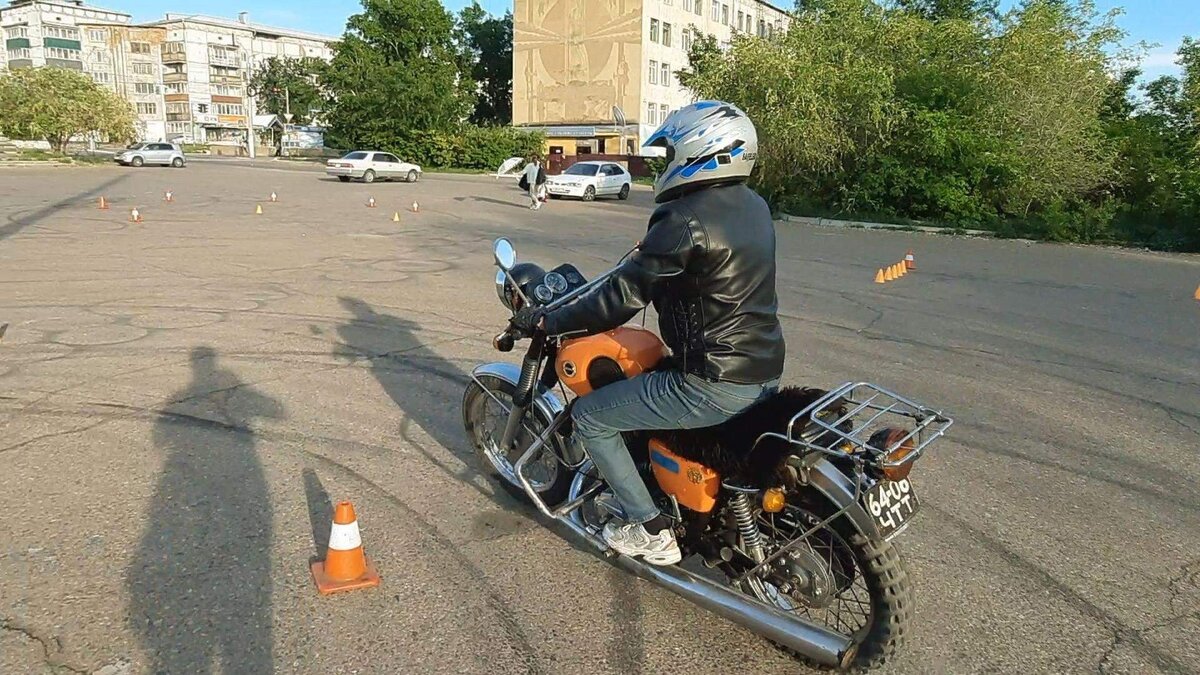      Задача - удержаться в седле, не коснувшись ногами асфальта