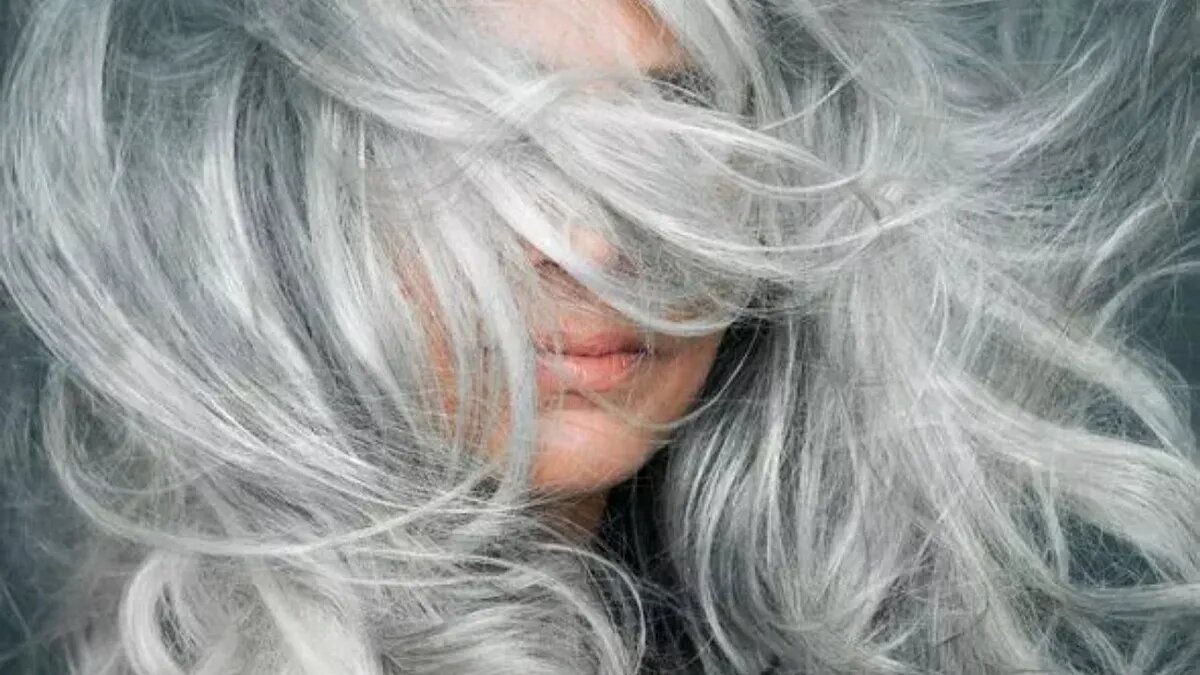 Эксперт поделился, какая стрижка и стиль лучше всего подходят для женщин с седыми волосами (Изображение: GETTY)