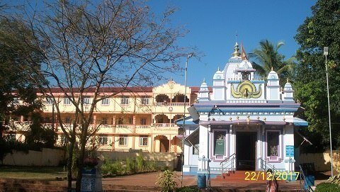 ­­­
­­­­­К храму Ганеши мы приехали утром, знойное индийское солнце ещё не успело раскалить ступени и плитку перед храмом. Мы это чувствовали голыми пятками, ведь перед входом в храм по местным обычаям обязательно надо разуться. Необходимо также прикрыть колени и плечи.
Ганеша – это очень почитаемый бог мудрости и благополучия в индуизме. Он изображается в виде тучного человека с головой слона с большими ушами, хоботом и только с одним бивнем. В разных ипостасях у Ганеши насчитывается от 4-х до 32-х рук. Он часто изображается верхом на крысе, причём крыса – это бывший злой демон, которого он победил и сделал своим ездовым животным. Так аллегорически представляется победа мудрости над коварством и эгоизмом.

Ганеша – это сын верховного бога Шивы и его жены Парвати, причём существует несколько версий его происхождения. По одной из них он был порождён первоначально Шивой, по другой совместно Шивой и Парвати, ещё по одной, сначала только одной Парвати, убит разгневанным Шивой, а затем воскрешён Шивой уже с головой слона. В любой из версий оторванную человеческую голову меняют на голову слона. И это не удивительно, ведь индусы очень хорошо разбирались в животных и знали слона, как самое разумное существо.

Парвати означает "обитающая в горах". Эта богиня имеет две разных ипостаси. Она называется иногда Гаури - светлая, благая; а порой предстаёт, как Кали - тёмная, чёрная, гневная. Парвати часто изображается вместе с тигром. Добиваясь любви верховного бога Шивы, она стала жить рядом с ним на горе Кайлас. Шива в то время предавался аскезе, и Парвати не сразу удалось добиться взаимности от него. Когда это произошло, от их союза появился Ганеша. Обычно в Индии Парвати не строят отдельные храмы, ей поклоняются в храмах Шивы и Ганеши.

Впервые Ганеша ( Ганапати ) упоминается в гимнах Ригведы, как предводитель ганов, то есть командующий божественным войском. Веды (знание, учение) – это собрание древнейших текстов индуизма, которые написаны на санскрите 4 тысячи лет назад. Таким образом, индуизм – старейшая из существующих религий в мире. Санскрит ближе всего к индоевропейскому праязыку, поэтому само слово «веды» понятно русским без перевода. Мы теперь приезжаем туда, где тысячи лет назад арии, вторгшиеся на Индийский субконтинент, создавали свои религиозно-поэтические гимны.

Ранние мифы говорили о безбрачии бога мудрости, позже ему приписывают брак с тремя богинями: Буддхи (Разум), Сиддхи (Успех), Риддхи (Процветание). А есть вариант о супружестве Ганеши с богиней искусства и культуры Сарасвати, а также с богиней удачи и процветания Лакшми. (Предания и мифы индуизма очень разветвлены и многообразны, они часто дополняют друг друга, а порой противоречат, что объясняется временами их создания.)
В Индии до сих пор существует праздник – фестиваль Ганеши, который собирает сотни тысяч его поклонников. Фестиваль проходит в августе-сентябре и длится до 10 дней, но это происходит в сезон муссонных дождей, когда европейцы избегают поездок в Индию.

Слоноликий бог Ганеша исполняет любые праведные желания, поэтому хвалебные мантры ему постоянно звучат в индуистских храмах. А одна из самых древних и важных мантр в индуизме: « Ом намах Шивая ».
Ом (Аум) – это сакральный звук, « слово силы », который усиливает мантру, вместе с ним она называется мантрой шести слогов: Шадакшари-мантрой. А в пяти других словах заключается всё мироздание. Существует много прочтений «Ом намах Шивая», а главный её смысл – Поклонение Благому. Мантра символизирует единство души и Бога, выраженное риши - вдохновенным поэтом-провидцем.

Обходя по кругу храм её можно произносить вслух нараспев, можно мысленно. А перед этим всем желающим наносили на лоб красную точку – бинди. Впервые такая точка упоминается в Ригведе, её получала богиня утра Уша. Бинди наносится на место расположения « третьего глаза », точку божественной энергии кундалини, на аджан-чакру.

Верховный бог Шива наделён третьим глазом, что позволяет ему видеть невидимое. Шива входит в Тримурти – великую триаду богов индуизма: Брахма (созидание), Вишну (сохранение), Шива (разрушение). Тут сразу вспоминается возникшая гораздо позже христианская Троица, не правда ли?
А ещё думается о том, что есть три перетекающих времени – прошлое, настоящее, будущее; три стадии эволюции вселенной – создание, поддержание, разрушение.
Шива часто изображается танцующим, его танец означает разрушение, уничтожение отжившего и ненужного.

По преданию Шива родился в деревушке Гокарне, попасть туда можно из города Мурдешвар.В индийском штате Карнатака в городе Мурдешвар можно увидеть самую большую статую бога Шивы и Золотой храмовый комплекс. Огромный (37 метров в высоту!) четырёхрукий Шива медитирует в позе лотоса. В одной руке у Шивы барабан, в который он бьёт во время своего неистового разрушительного танца, во второй трезубец, как символ власти и силы, третья и четвёртая рука сложены в мудры - ритуальные жесты. Шею бога обвивает сакральная кобра Васуки.

Рядом священный бык Нанди - главное ездовое животное бога, способное в любое мгновение перенести его в любую точку Вселенной. Ещё там есть статуи слонов в натуральную величину.
Здесь ежедневно бывают тысячи паломников-индусов, не меньше туристов со всех концов планеты, но главные тут - брахманы, духовные наставники индуизма.

Храмовый комплекс Шивы построен в середине 16 века, а в начале 21 века открыт после грандиозной реконструкции.Там можно подняться на вершину гопурам - огромной надвратной башни, но в наше посещение не работали лифты, а подняться пешком на такую высоту (80 метров) могут только тренированные спортсмены.

Недалеко отсюда находится священный пляж Ом, который напоминает очертаниями сакральный звук, слово силы. Пляж образован двумя бухтами в форме нашей буквы З. Лазурная вода, белый песок, чёрные скалы, вечнозелёные джунгли. Как хорошо здесь медитировать, наблюдая закат Солнца, медленное его погружение в океан...

А далеко-далеко от Мурдешвара, в пещерном комплексе Эллора Шиве посвящён храм Кайлас. Этот уникальный храм вырублен из горной породы сверху вниз. Это один из крупнейших в мире храмов, по площади в два раза больше знаменитого афинского Парфенона. А домом Шивы считается гора Кайлас в Тибете. Теория палеоконтакта связывает бога Шиву с инопланетным пришествием. Но это уже, как говорится, совсем другая история.

XXVI