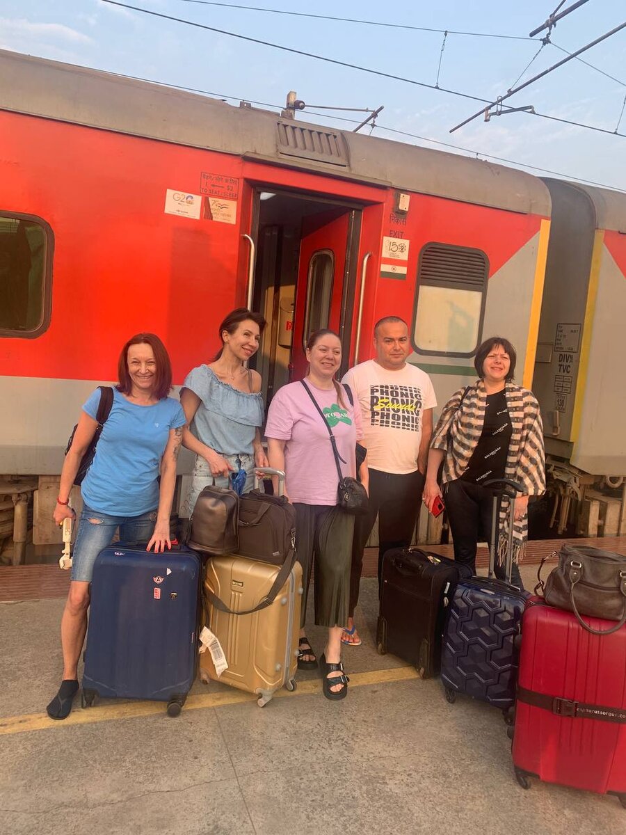 Наша немногочисленная группа после поездки на индийском поезде: уставшие, но счастливые. Я по последней индийской моде одела сланцы на носки))