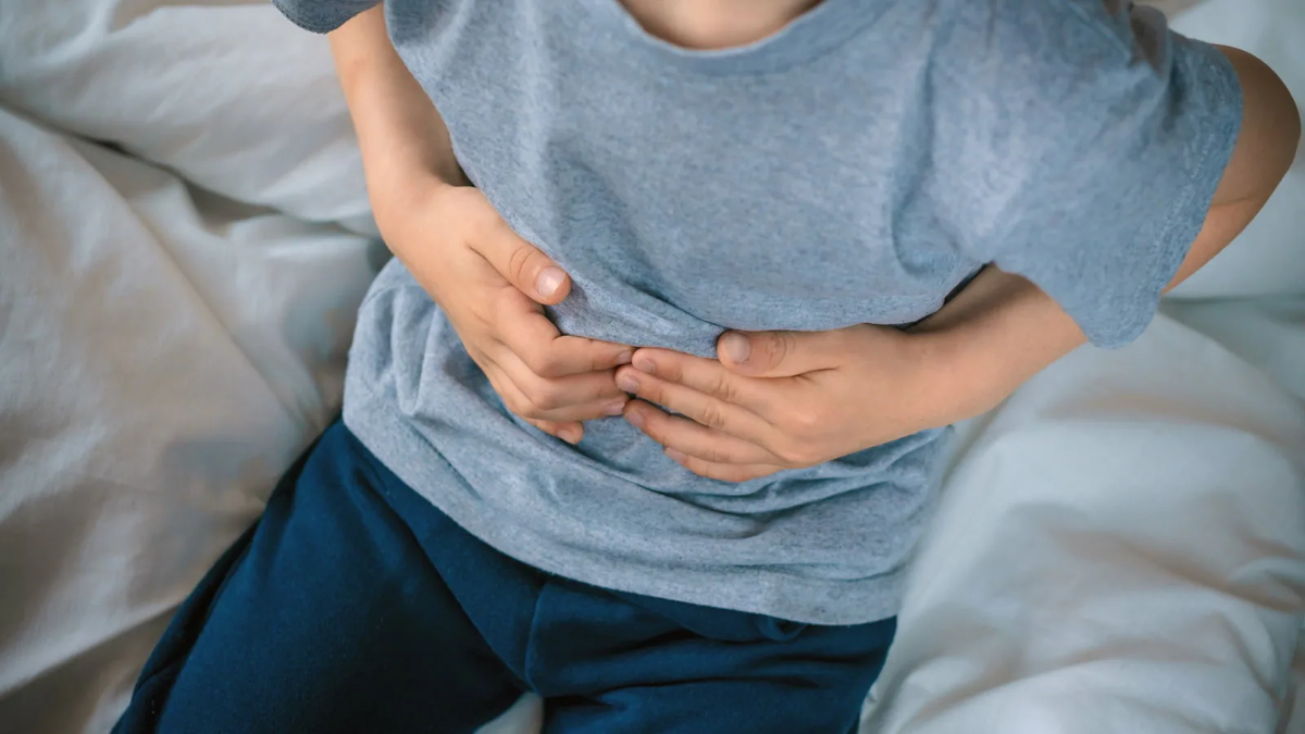 отравление детей. болит живот. боль в животе у ребенка. боль у детей. у ребенка болит живот.