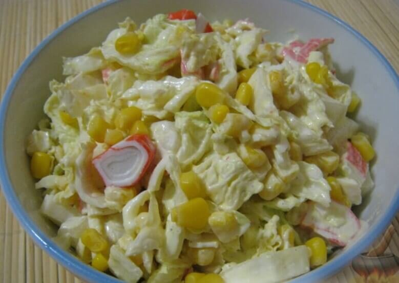 Салат с белокочанной капусты и кукурузы. Салат с капустой и огурцом. Салат с пекинской капустой и кукурузой. Салат с пекинской капустой и кукурузой и огурцом. Салат капуста огурец яйцо сметана.