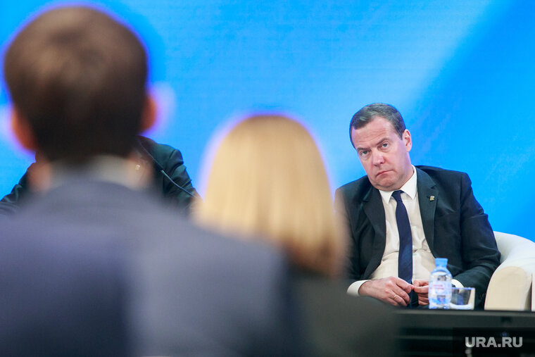    Дмитрий Медведев рассказал, что хотел бы зачитать на заводах военные телеграммы Сталина