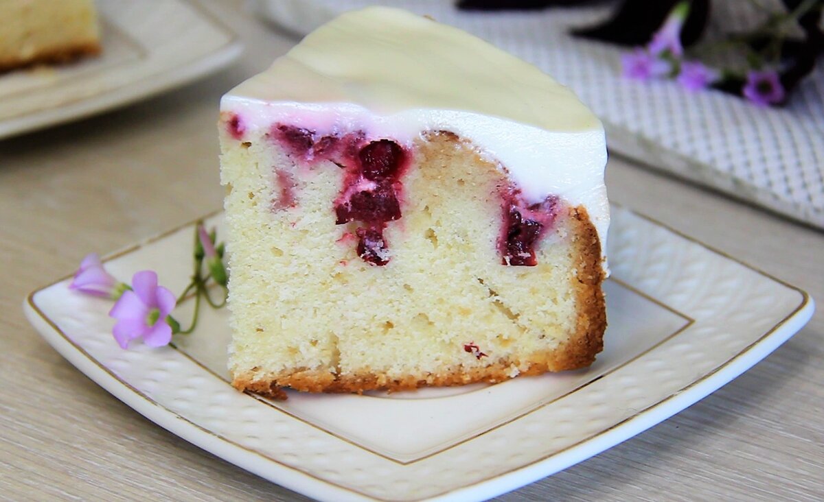 Пирог с замороженными ягодами и сметанным кремом. По вкусу напоминает торт,  только готовится проще и быстрее. | Рецепты по-домашнему | Дзен