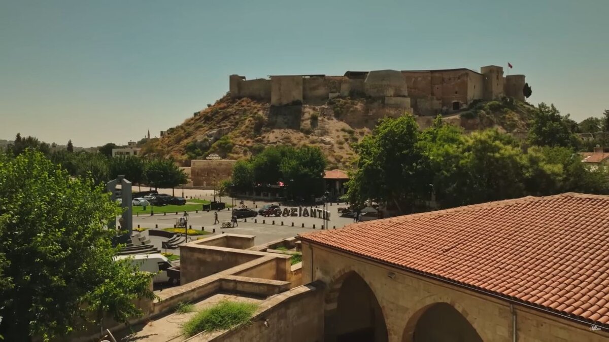 Крепость Газиантеп серьезно пострадала во время землетрясения в 2023 году. Кадр из сериала «Зимородок», Турция, 2022 год