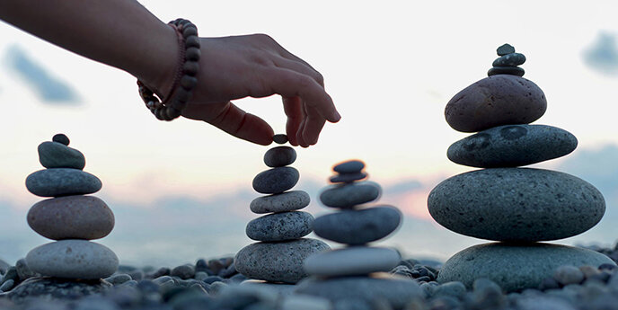 Медитация - это по сути расслабленное созерцание (лат. meditatio — «размышление»)