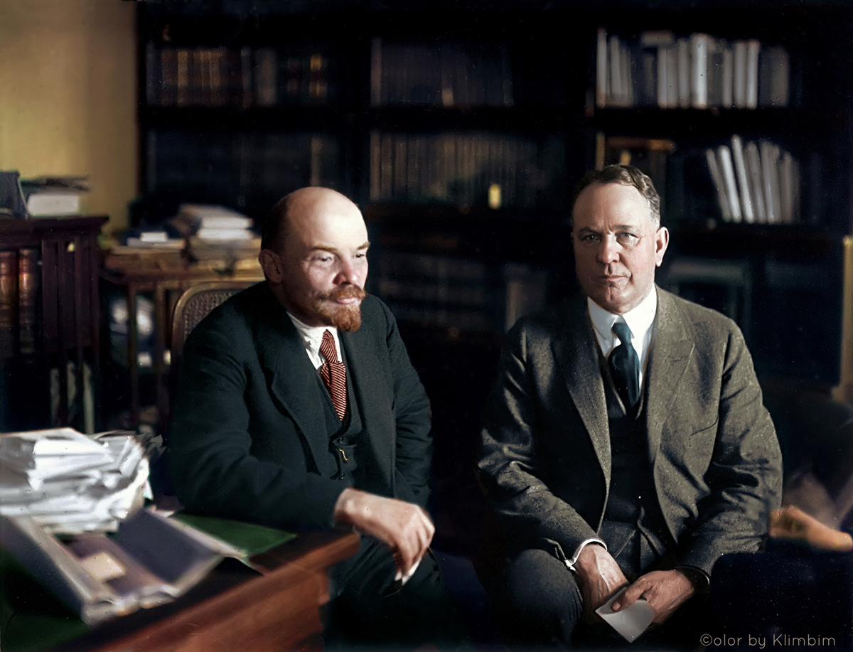 Владимир Ильич Ленин с американским экономистом Кристенсеном в своем кабинете в Кремле, 28 ноября 1921 г.  (Спасибо энтузиазмам за раскрашенные фото) 