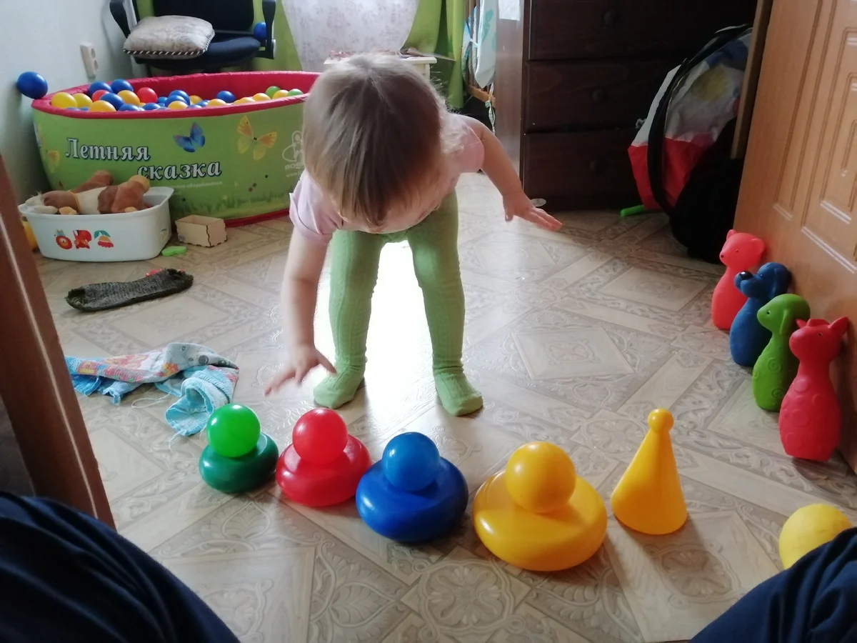 Здесь Агния (ей 1.8 года) к колечку подбирает подходящий по цвету шарик. Также она к колечку подбирала подходящие палочки. Ставила их в серединку.